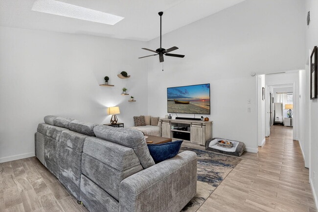 Building Photo - 235 SW 29th Ave