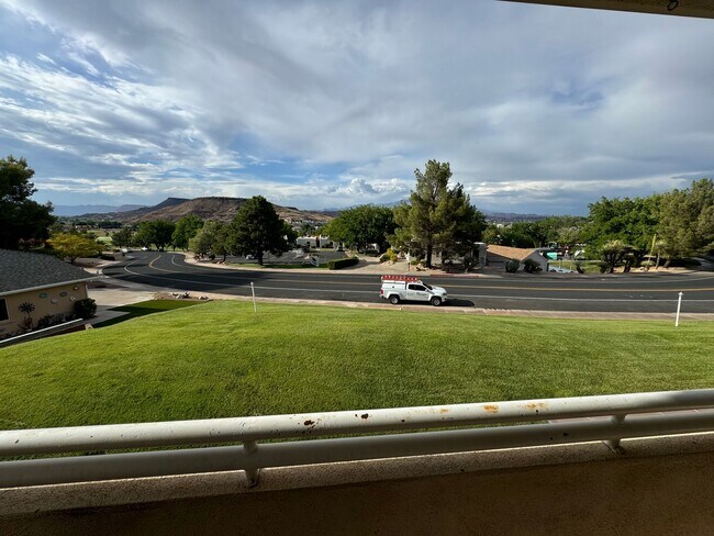 Building Photo - Recently updated condo with gym, pool, and...