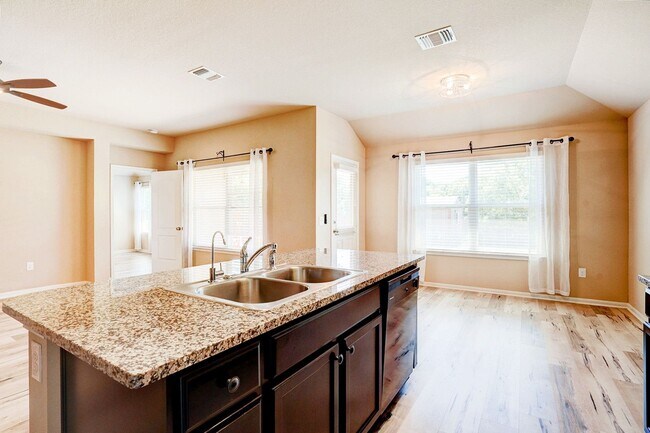 Building Photo - Charming 3BR/2BA Contemporary Home with Lu...