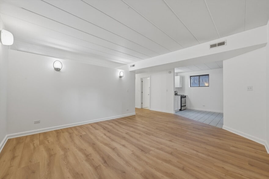 Building Photo - 4537 N Greenview Ave