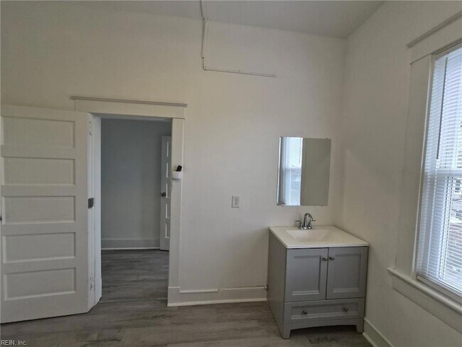 Building Photo - 351 51st St