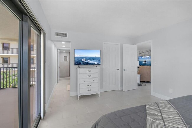 Building Photo - 10044 S Ocean Dr