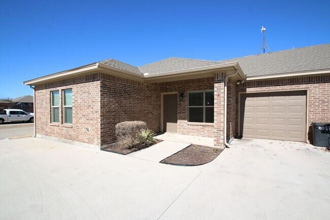 Building Photo - Move In Ready! – 3BD/2BA Azle Duplex | Granite Counters, Stainless Steel Appliances, Hardwood-Loo...