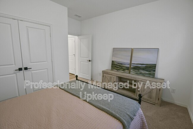 Building Photo - 702 Charity Dr