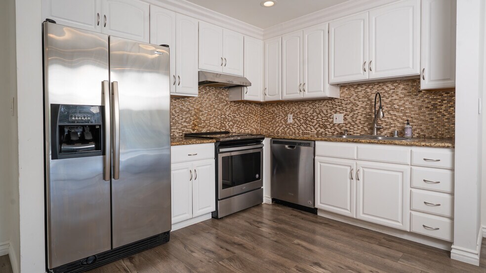 Building Photo - 102 Scholz Plz