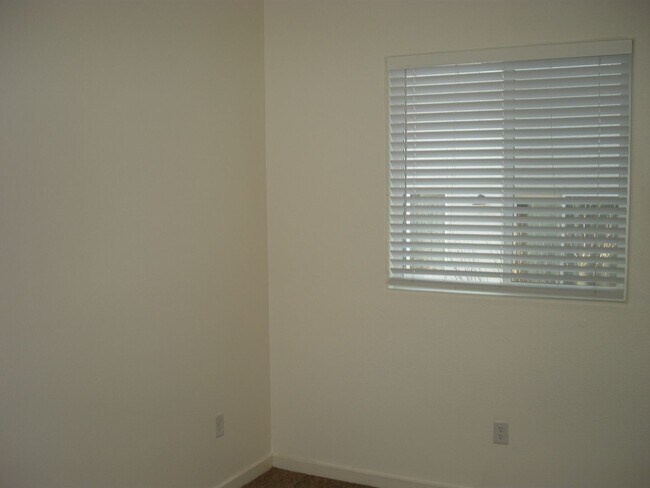 Building Photo - Three Bedroom, Two and a Half Bath Townhome Near UNR