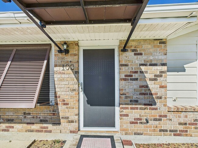 Building Photo - 102 Thompson Loop