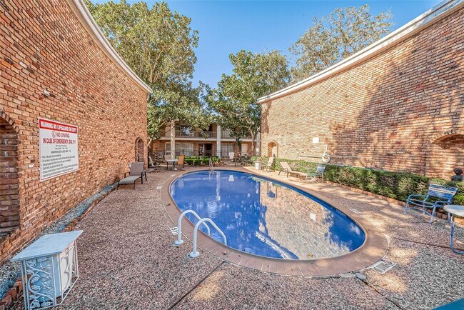 Building Photo - 2201 Fountain View Dr
