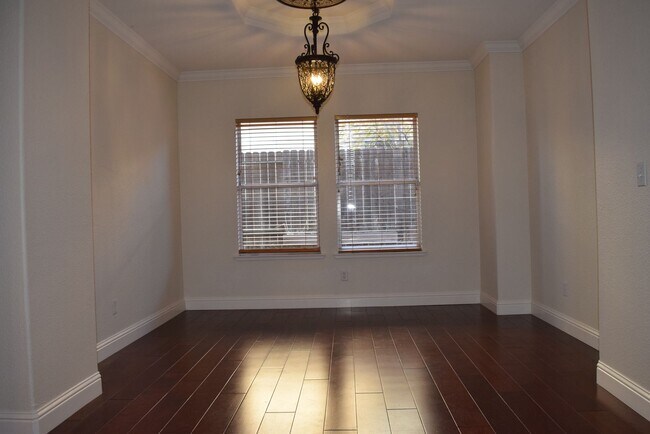 Building Photo - 303 Ironwood Cir