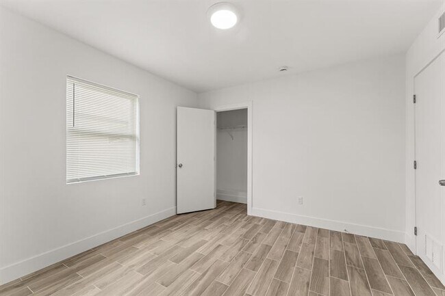 Building Photo - 606 S 13th St