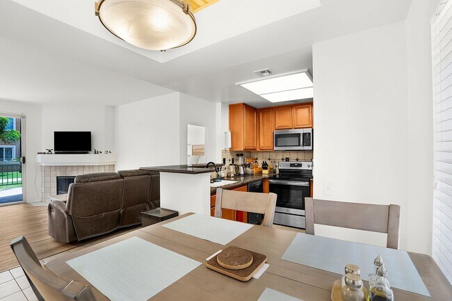 Building Photo - Stylish Furnished 2BR/2BA Condo with Resor...