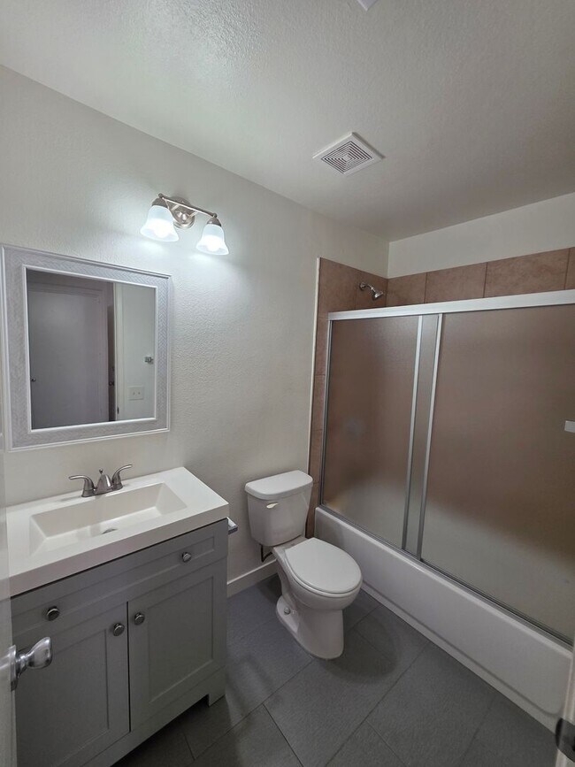 Building Photo - Newly Renovated 2 bedroom 2 bathroom Home in Costa Mesa