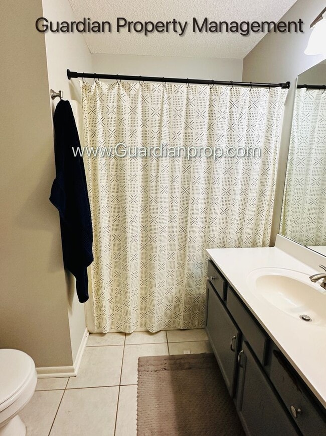 Building Photo - Minnetonka Town Home, Balcony, Washer/Dryer, Dishwasher, Available June