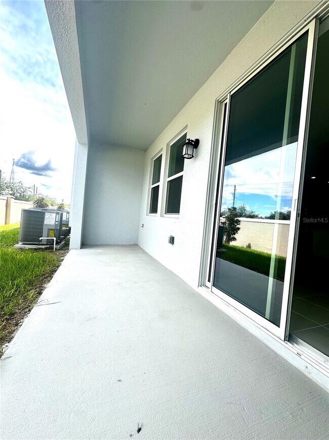 Building Photo - 355 Sol Vis Dr