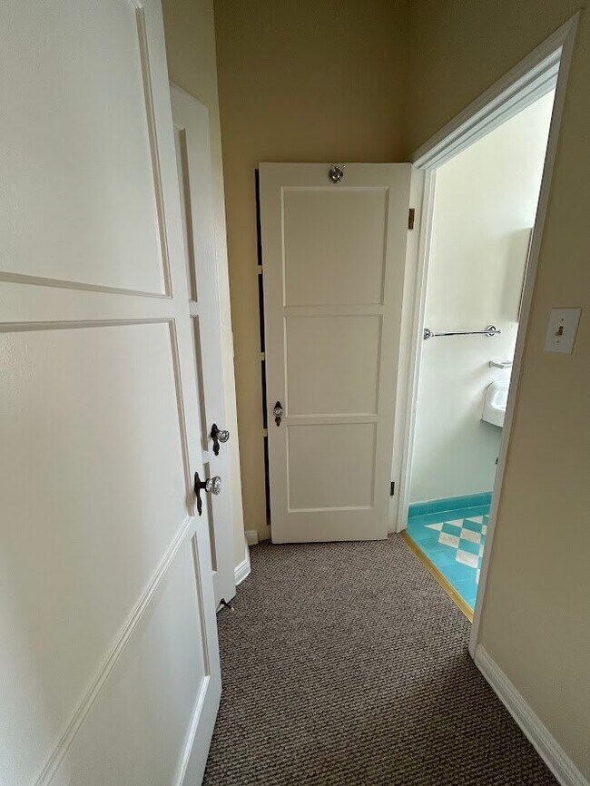 Building Photo - 1062 Masselin Ave