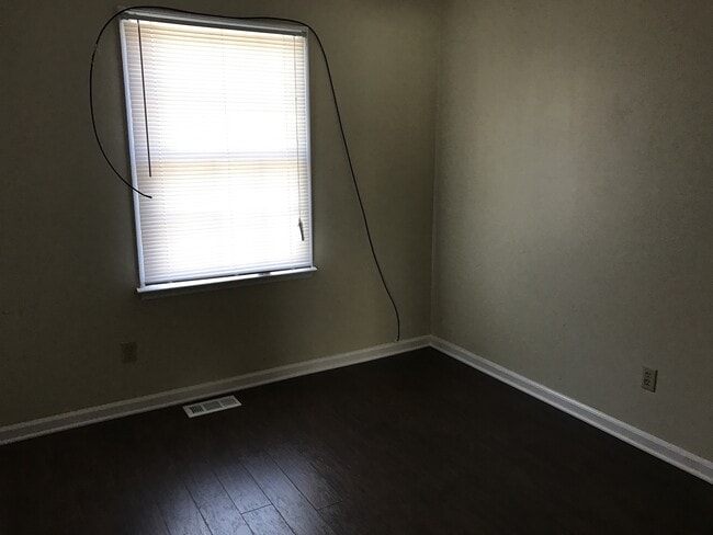 Building Photo - 3 Bed, 1.5 Bath House