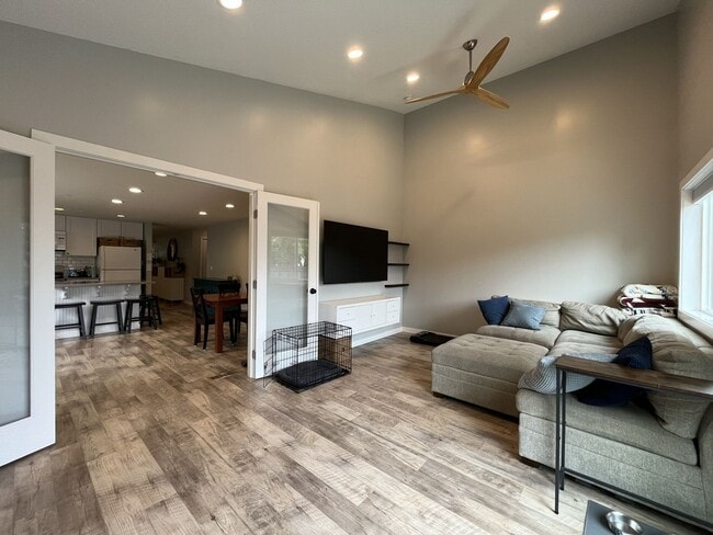 Building Photo - Charming Home Near Nike Campus with Vaulted Ceilings & Updated Kitchen