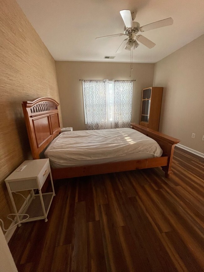 Building Photo - 2 bedroom 2 bath fully furnished 1st floor...