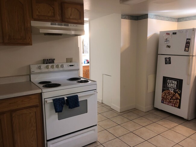 Building Photo - Hey Students.  3 bedroom Mid town off Step...