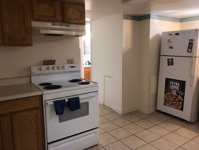 Building Photo - Hey Students.  3 bedroom Mid town off Stephens