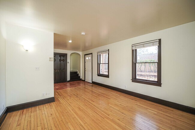 Building Photo - 2 Bedroom 1.5 Bath Farm House