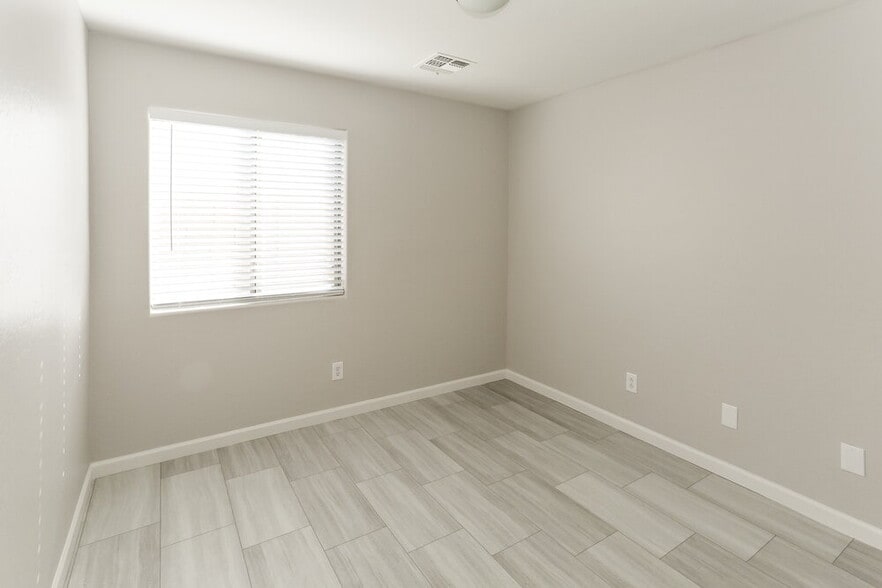 Building Photo - 2709 N 107th Dr