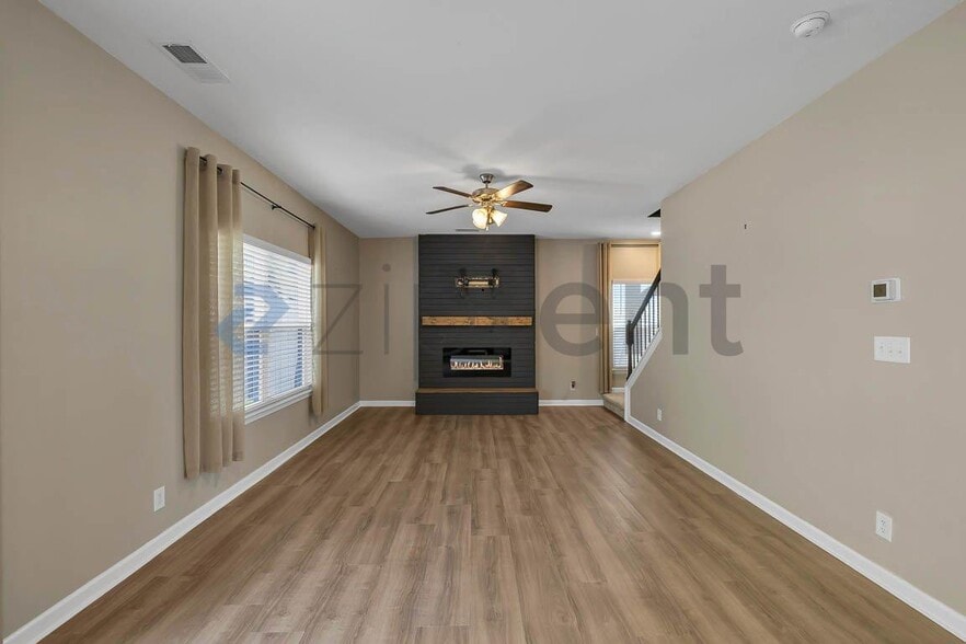 Building Photo - Unit