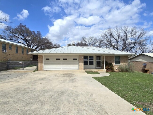 Building Photo - 1401 W Ave B