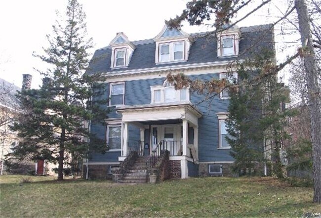 Building Photo - 3 bed + 2 bath Duplex