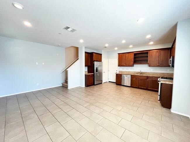 Building Photo - Gorgeous 4B/2BA Condo w/ A/C, W/D & Pool!