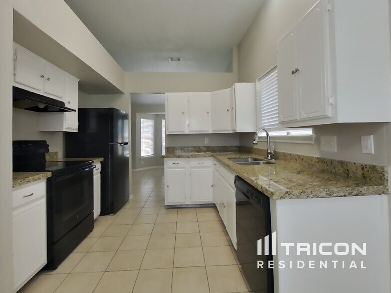 Building Photo - 24027 Leathergate Dr