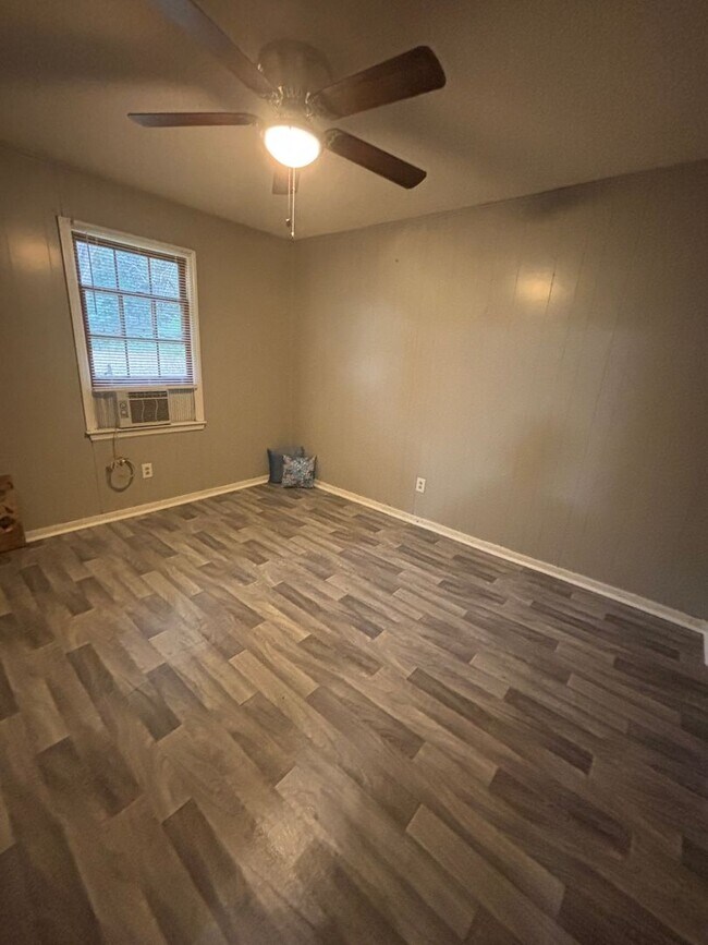 Building Photo - 390 N King St