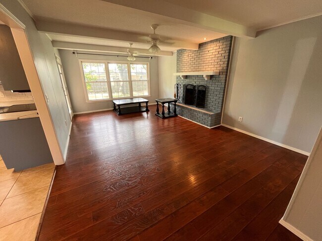 Building Photo - 3-Bed, 2-bath Luxury Southern Hills Designer Home!