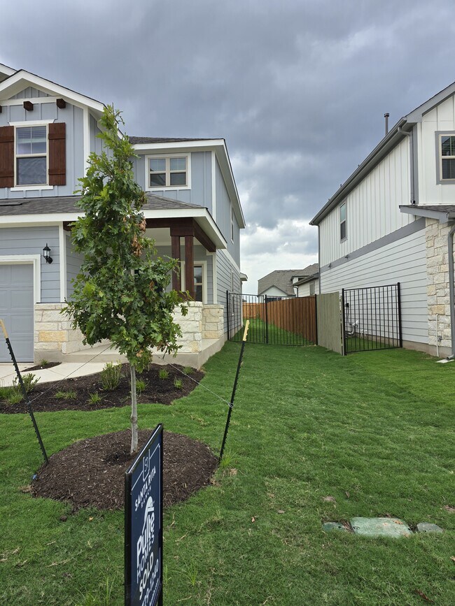 Building Photo - 217 Redonda Dr