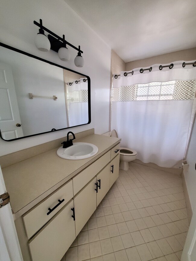 Guest Bathroom - 1250 Primrose Ln