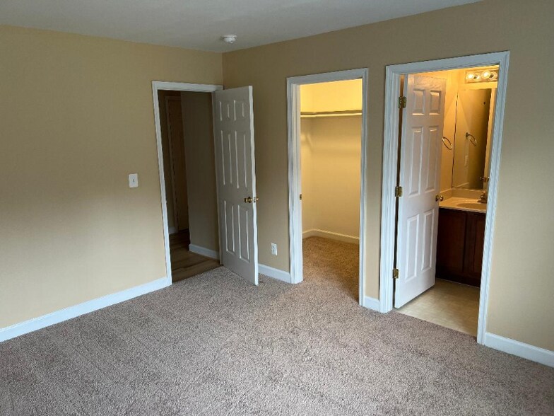 Building Photo - 32422 White Oak Dr