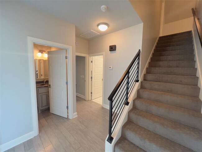 Building Photo - 424 Seville Dr