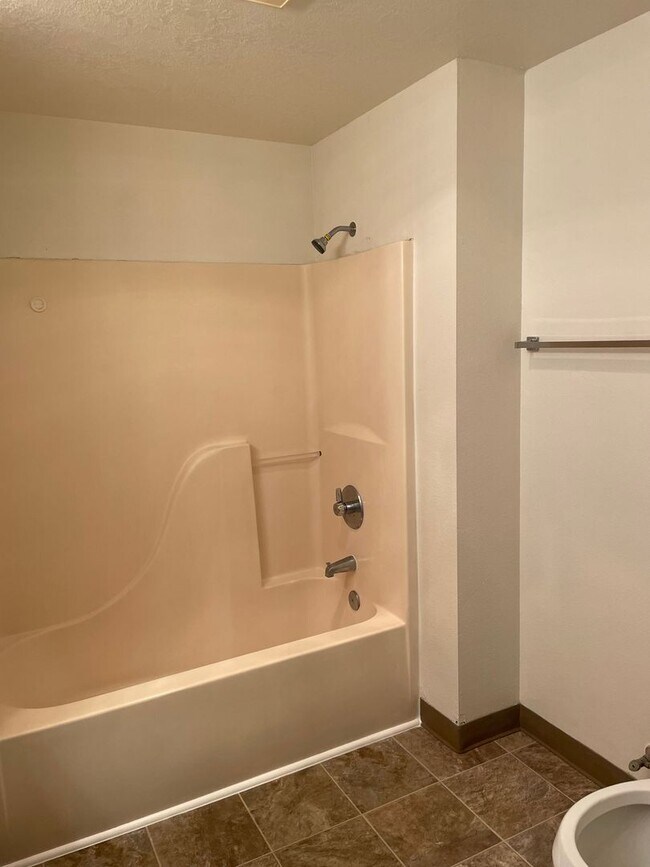 Building Photo - Rent Special: 1/2 Off May's Rent! Second Floor 3 Bedroom apartment