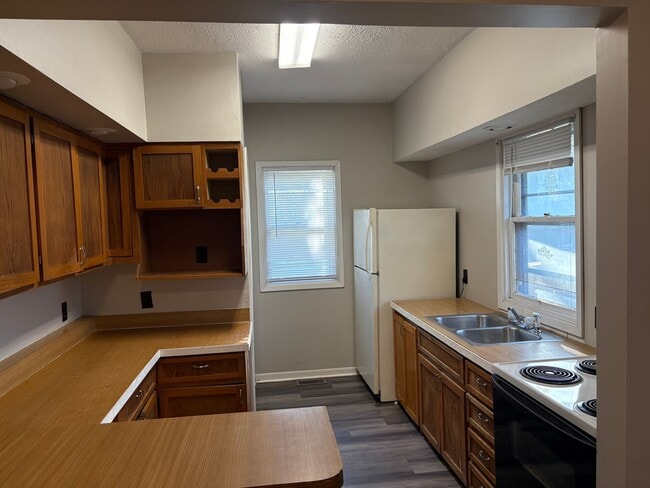 Building Photo - 4 Bedroom 2 Bath 1/2 Off First Months Rent!