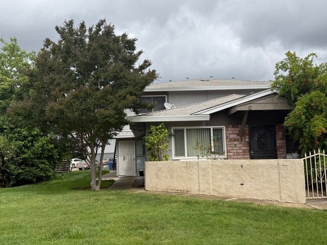 Building Photo - 2 story updated townhouse In Rosemont 2/1
