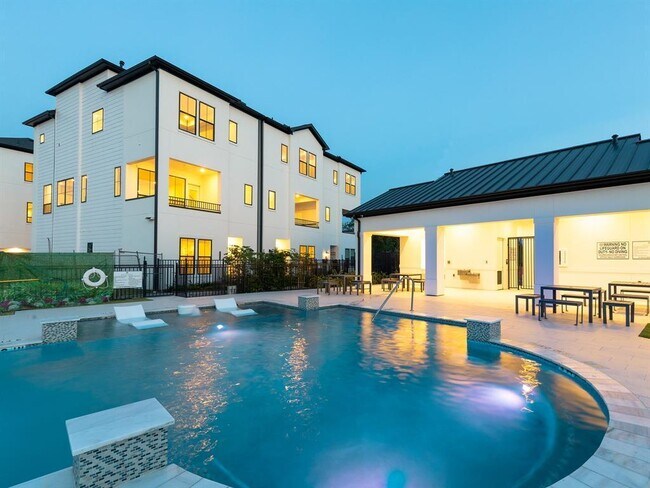 Building Photo - 2720 Grand Fountains Dr