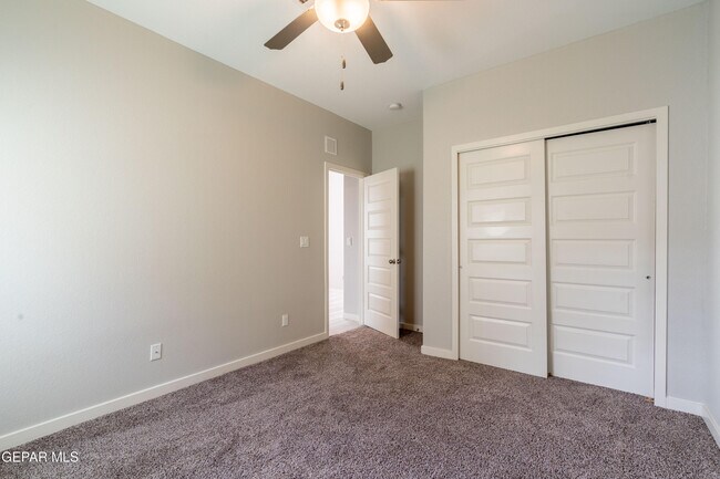 Building Photo - 252 Emerald Sun Dr