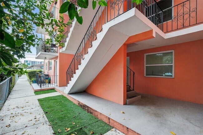 Building Photo - 458 SW 9th St