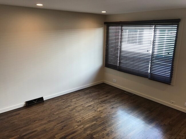 Primary Photo - 811 S La Grange Rd