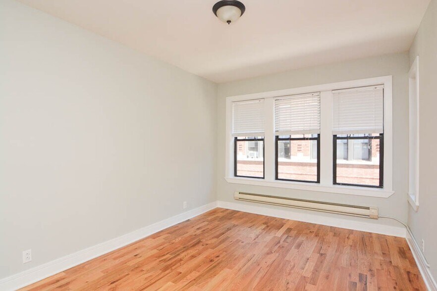 Building Photo - 4414 N Wolcott Ave