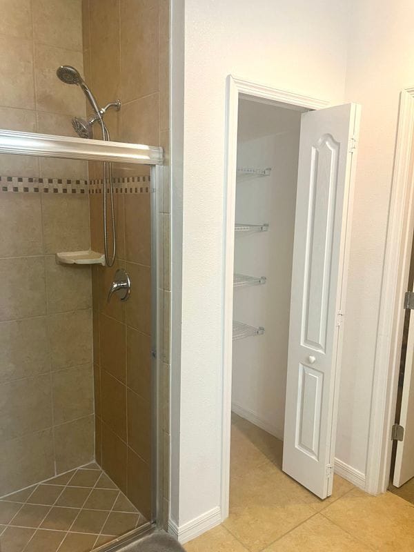 Building Photo - 701 SW McComb Ave