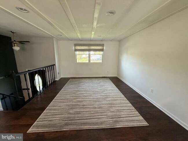 Building Photo - 5079 Macnamara Dr