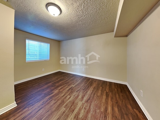 Building Photo - 1121 N 600 E