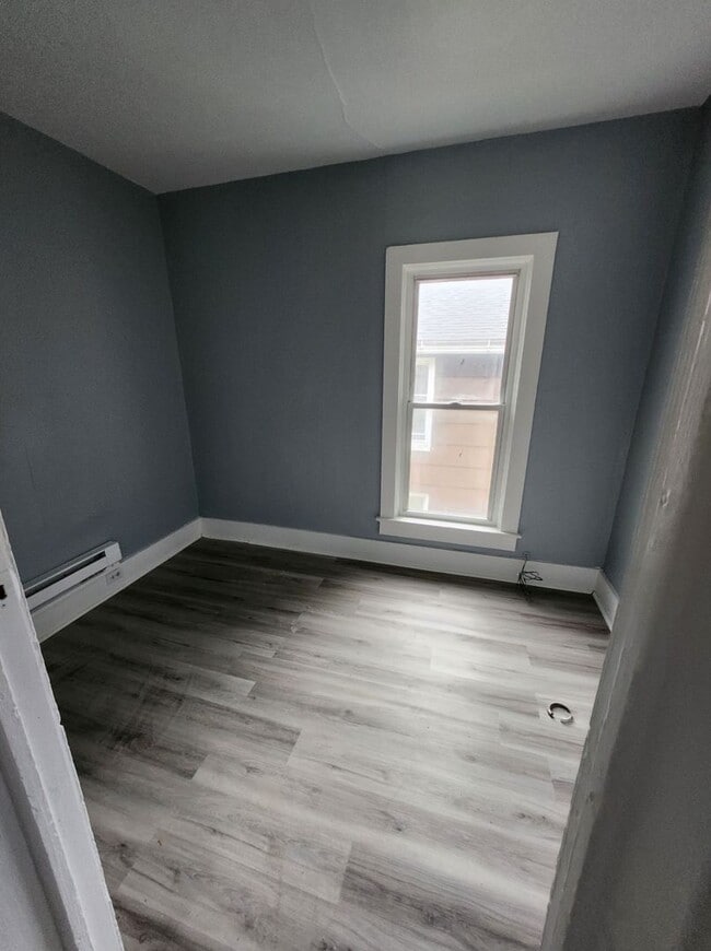 Building Photo - Upper 3 bedroom unit