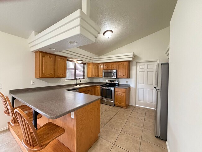 Building Photo - SPACIOUS HOME FOR RENT!